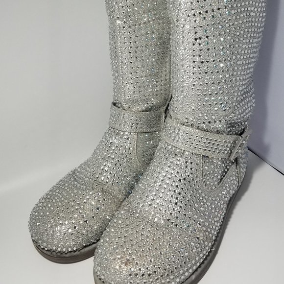 Bringing the bling! Shiekh knee length fur-lined boots and True Religion tee. - Picture 6 of 16